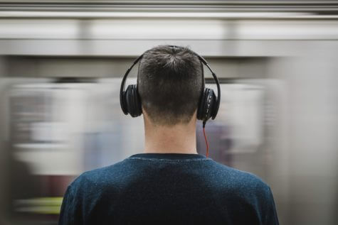 headphones-man-music-374777