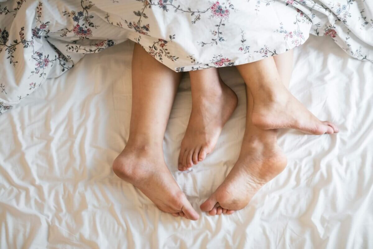 adults-barefoot-bed-1246960