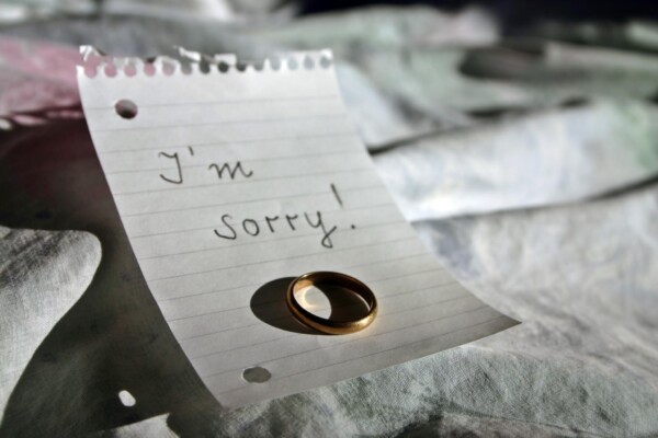 "I'm sorry" note with wedding ring