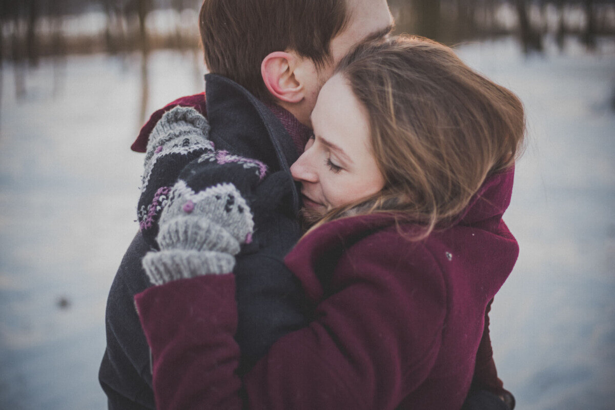 couple-hug-hugging-45644