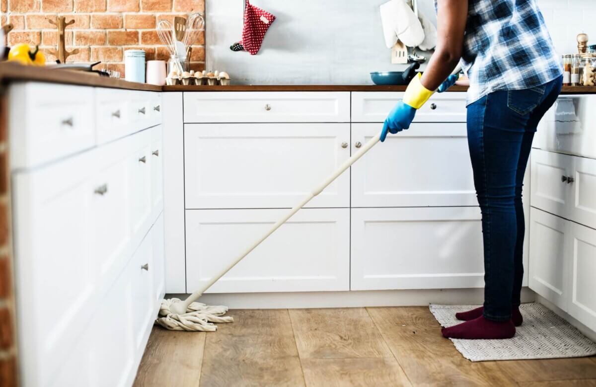 alone-cabinets-chores-1321730