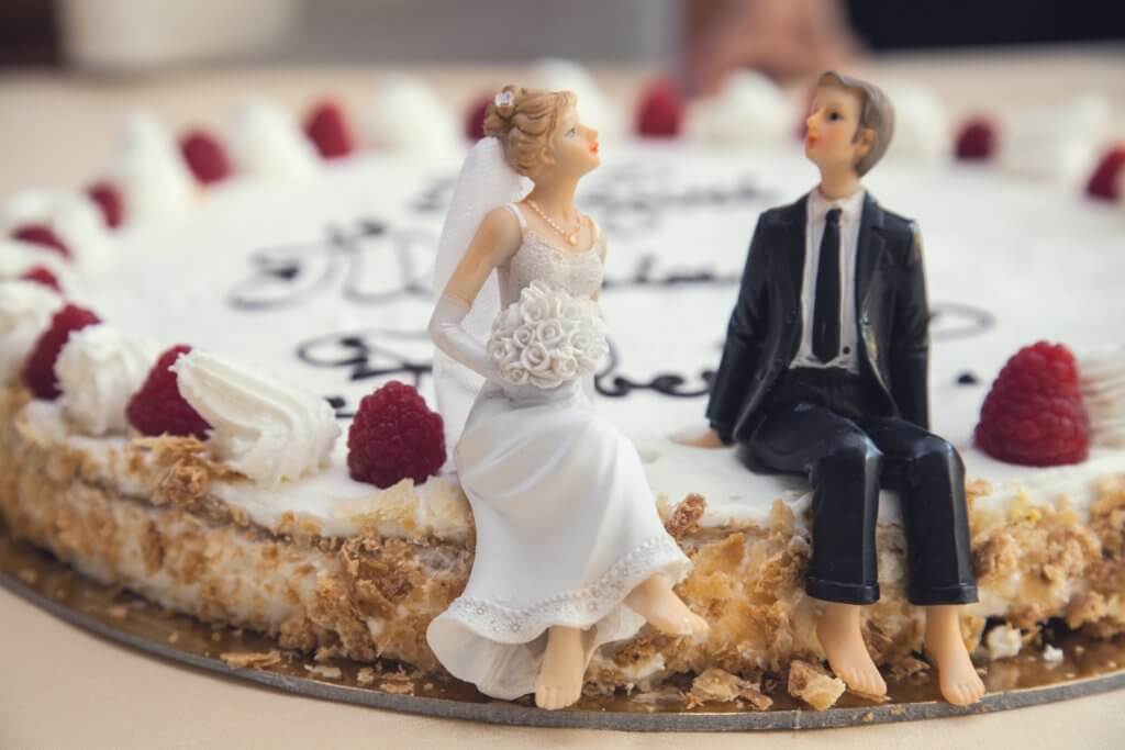 Bride and groom figures on a wedding cake