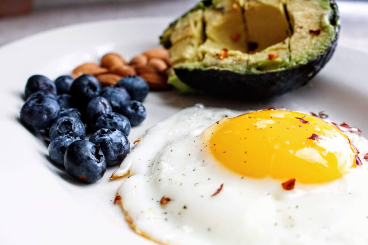 egg-near-blueberries-1305063