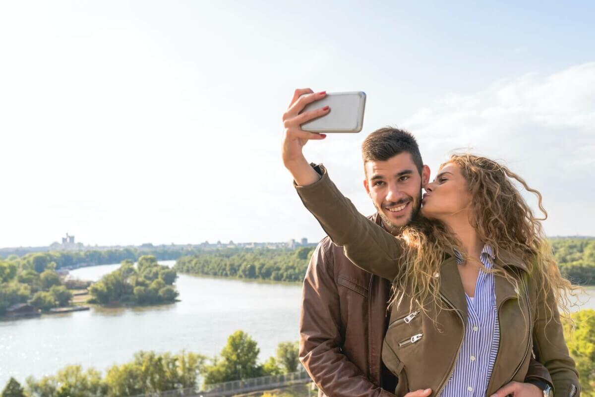 social media PDA kiss