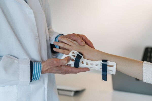 wrist pain cast