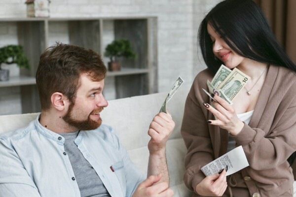 Couple splitting money between them