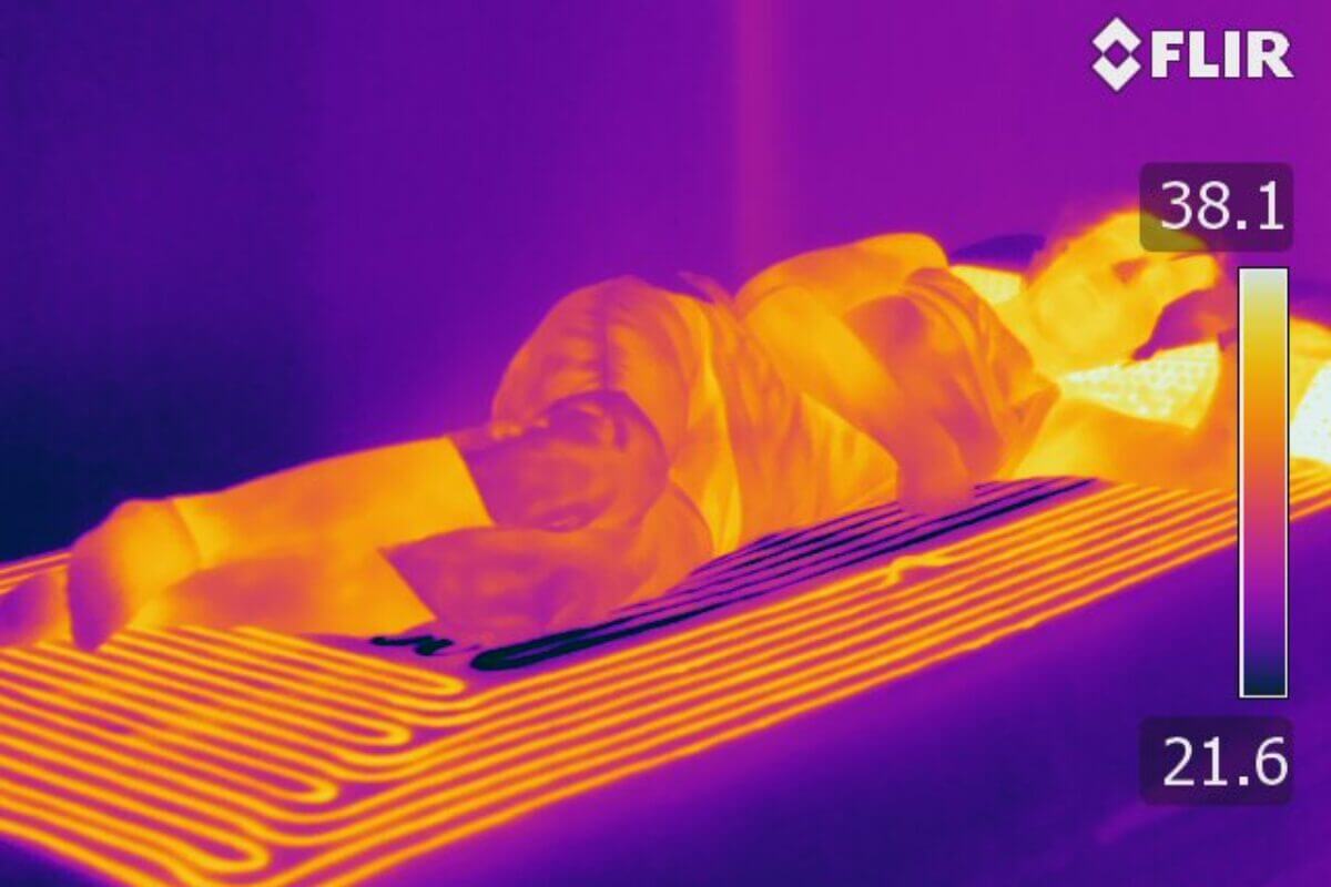 Heating and cooling mattress