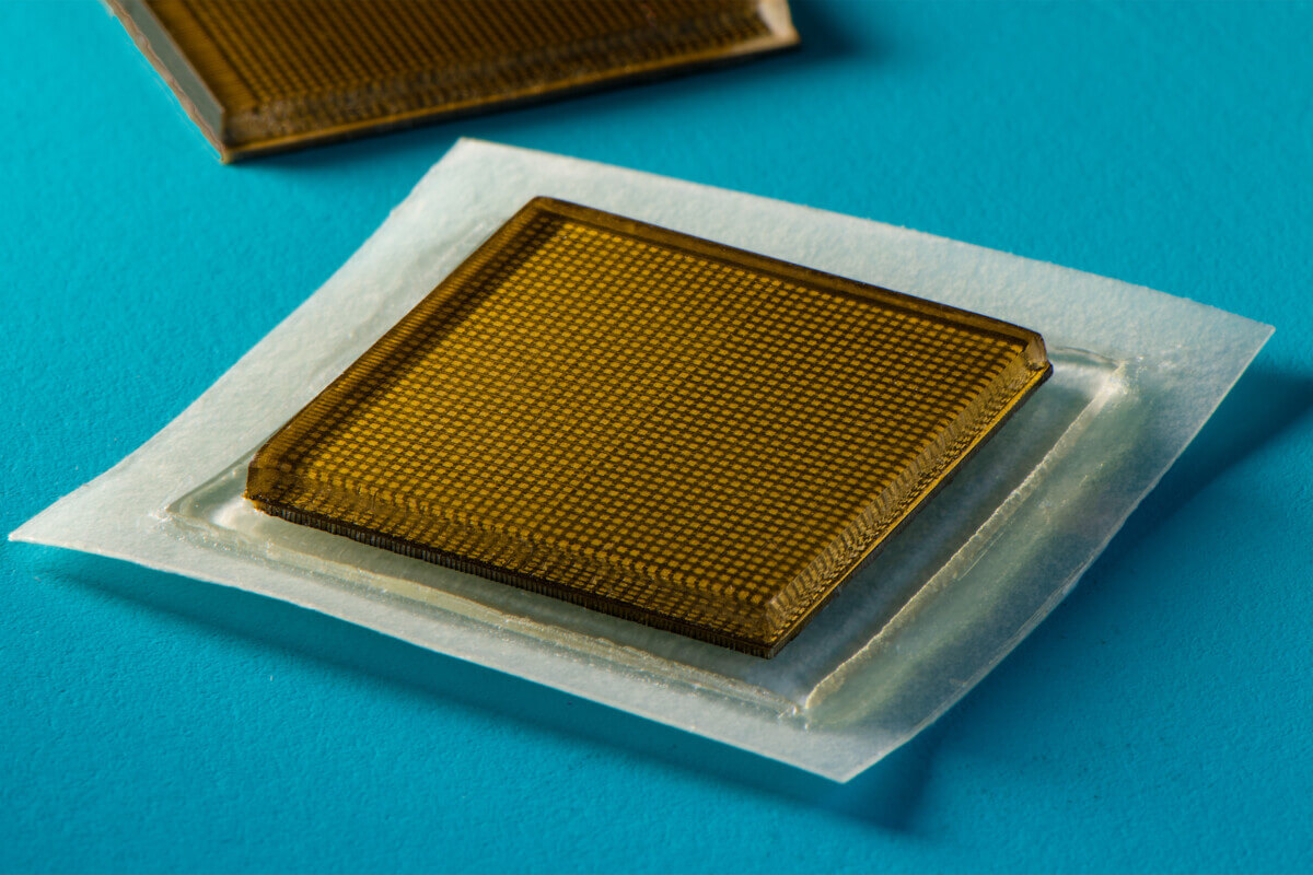 Adhesive patch that produces ultrasound images of the body