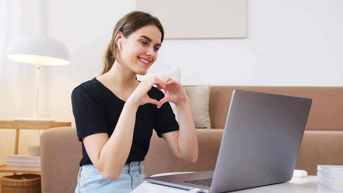 woman flirt online