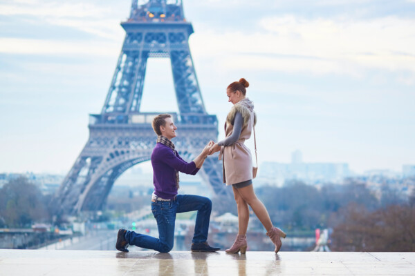 Marriage proposal in front of the Eiffel Tower in Paris