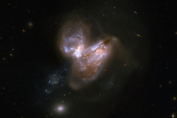 Image of 2 galaxies passing close to each other