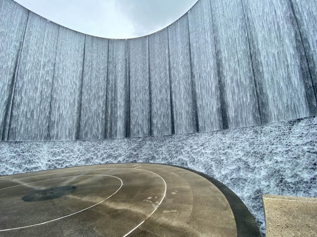 Fuente de Pared de Agua en Houston (Foto de Chad Kirchoff en Unsplash)