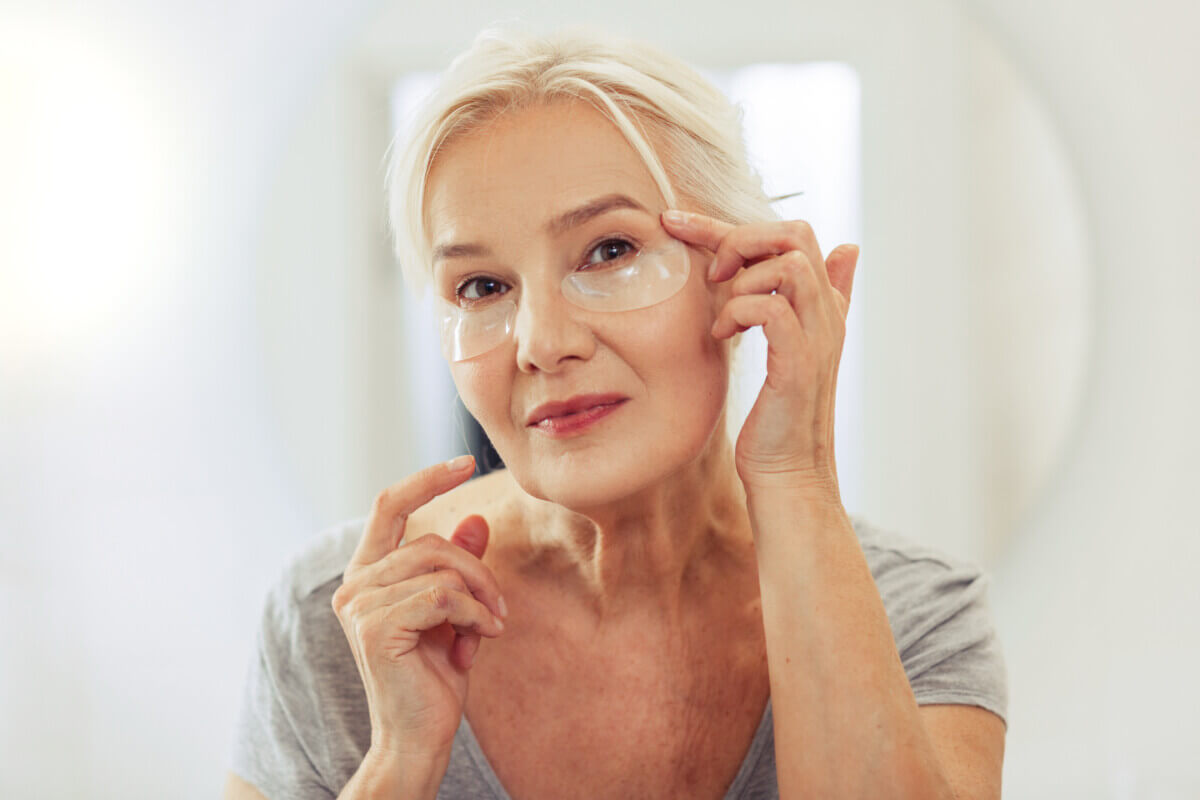 Woman wearing wrinkle patches under her eyes