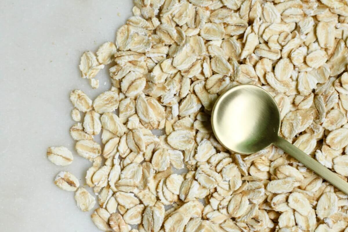 Oats and a measuring spoon