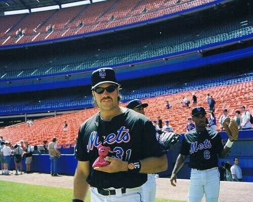 image of Mike Piazza, one of the best MLB catchers of all time