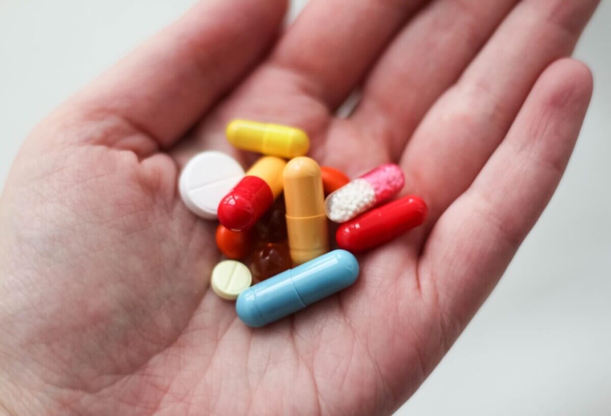 hand holding several pills