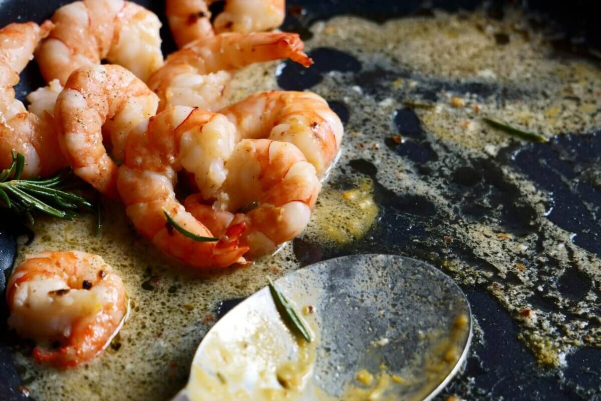 Shrimp coated in a sauce