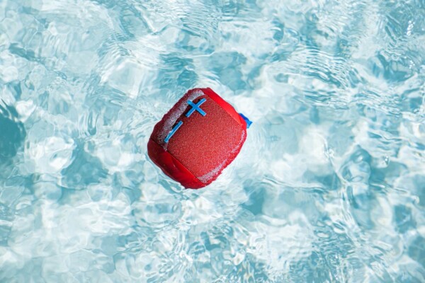 UE Wonderboom 3 in a pool