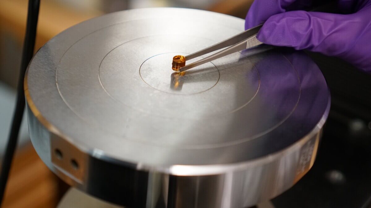 Placing the hydrogel on a compression machine