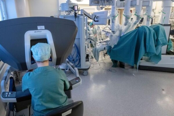 Robot-assisted keyhole surgery