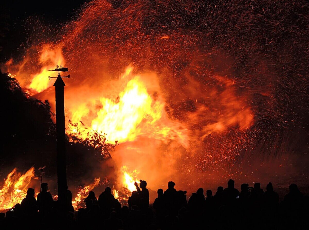 A crowd of people near a wildfire