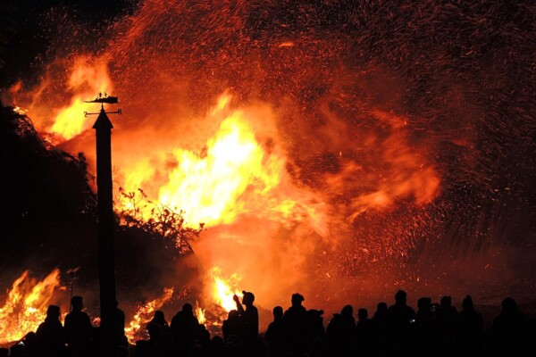 A crowd of people near a wildfire