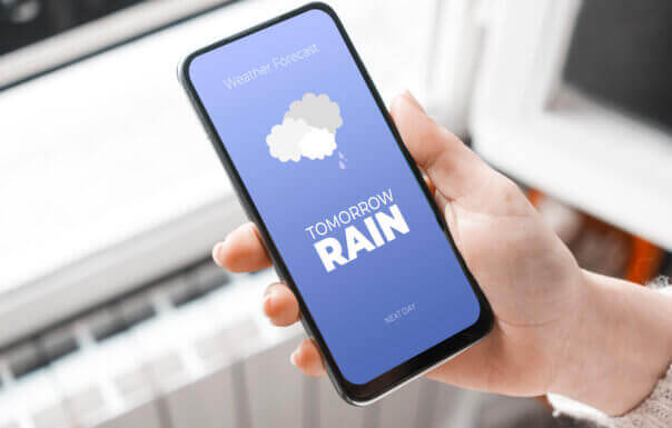 Weather-app-shows-rain-on-smartphone-604×385