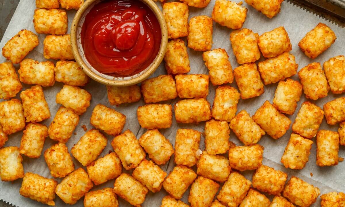 A tray of tater tots and ketchup