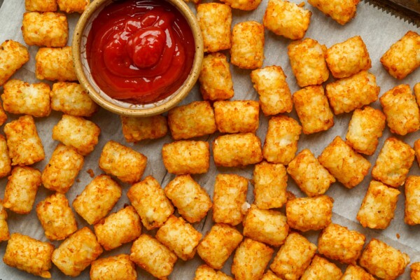 A tray of tater tots and ketchup