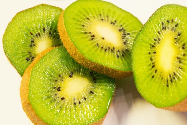 sliced kiwis