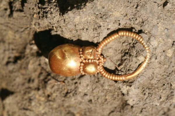 A gold earring from a 7th-century female grave at the Rákóczifalva site