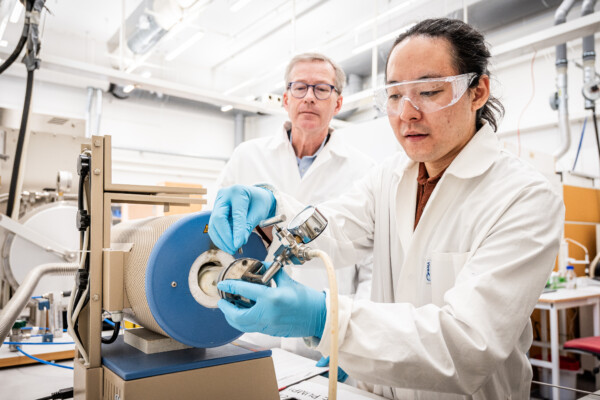 Lars Hultman, professor of thin film physics and Shun Kashiwaya, researcher at the Materials Design Division at Linköping University.