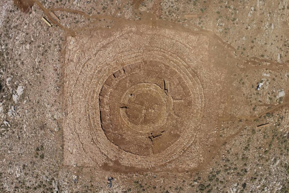 The monumental architectural ensemble uncovered in Kastelli