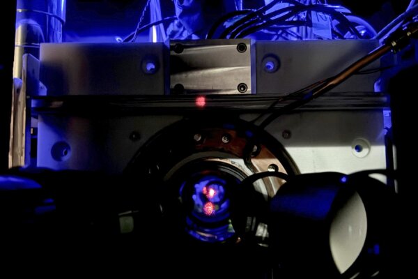 Atomic clock with optical lattice