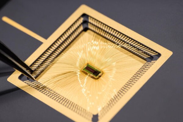 Researchers from EPFL have developed a next-generation miniaturized brain-machine interface
