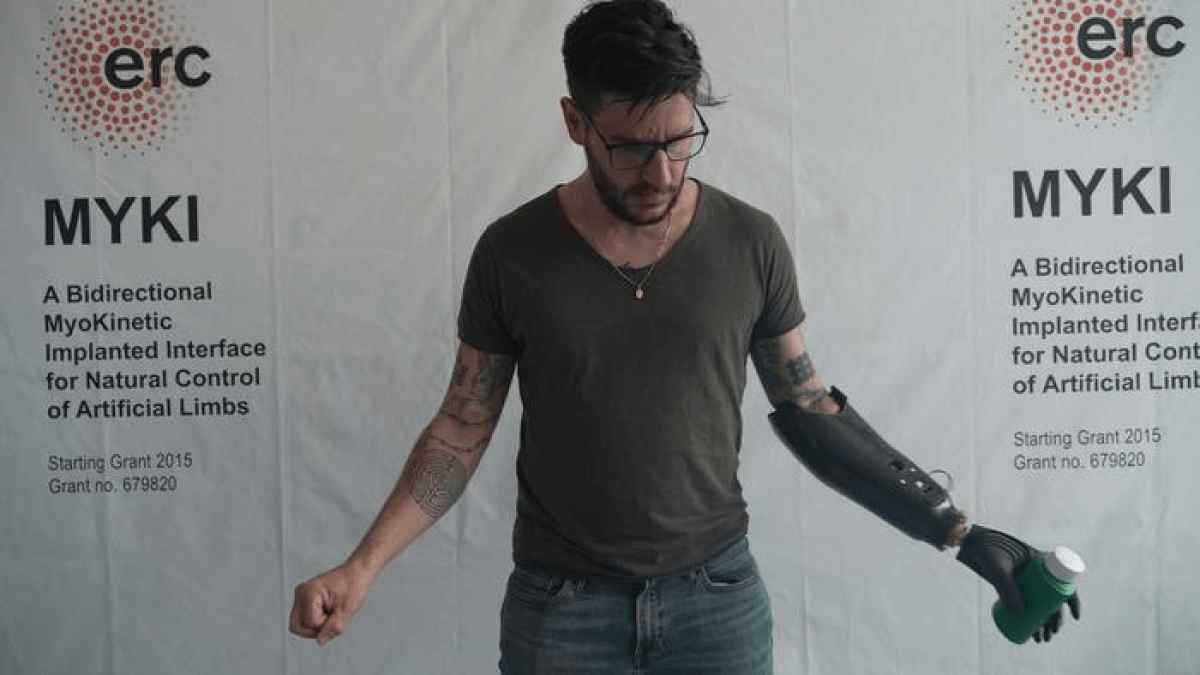 Experimental tests on robotic prosthesis: grip on bottle