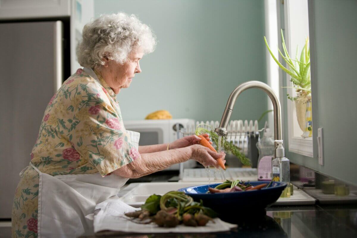 woman washing carrots