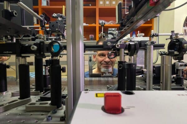 UC Berkeley scientists created a new platform called “Oz” that directly controls up to 1,000 photoreceptors in the eye at once