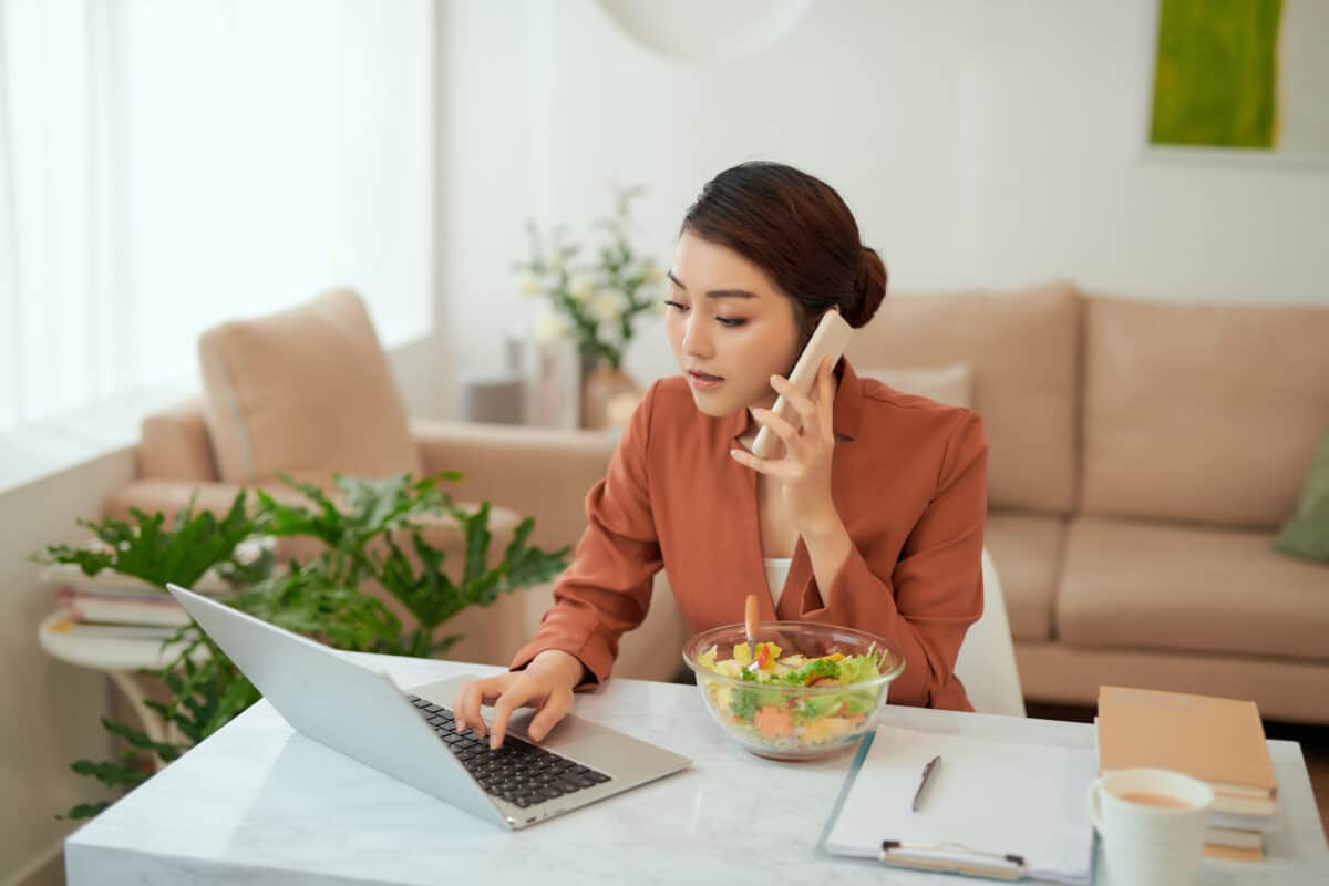 Woman eating salad at her office desk