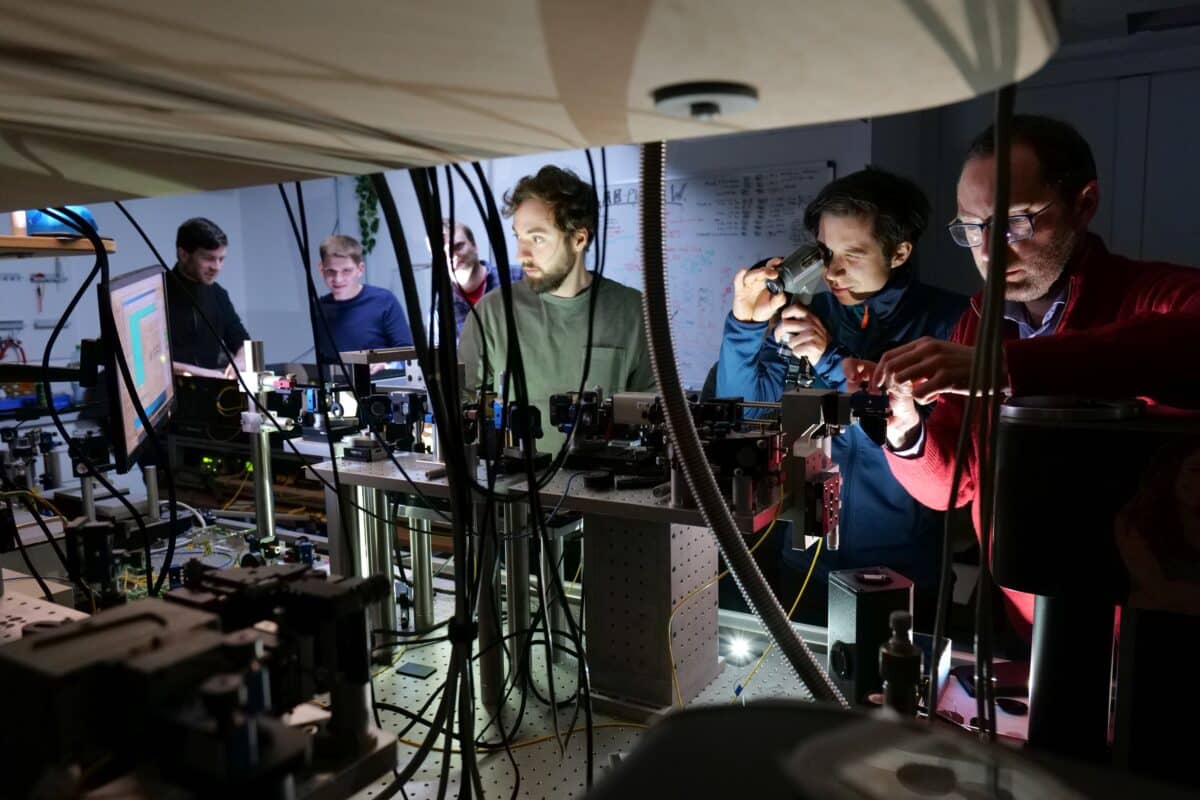 Physicists from research groups at the University of Stuttgart, Saarbrücken, and Dresden conducting an experiment on quantum teleportation