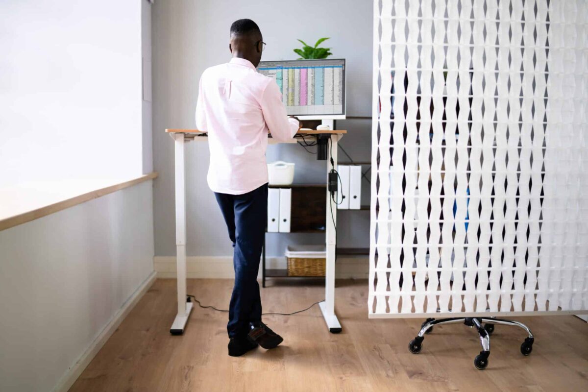 Sit stand desks offer professionals the best of both worlds, facilitating easy adoption of the 30:15 schedule.