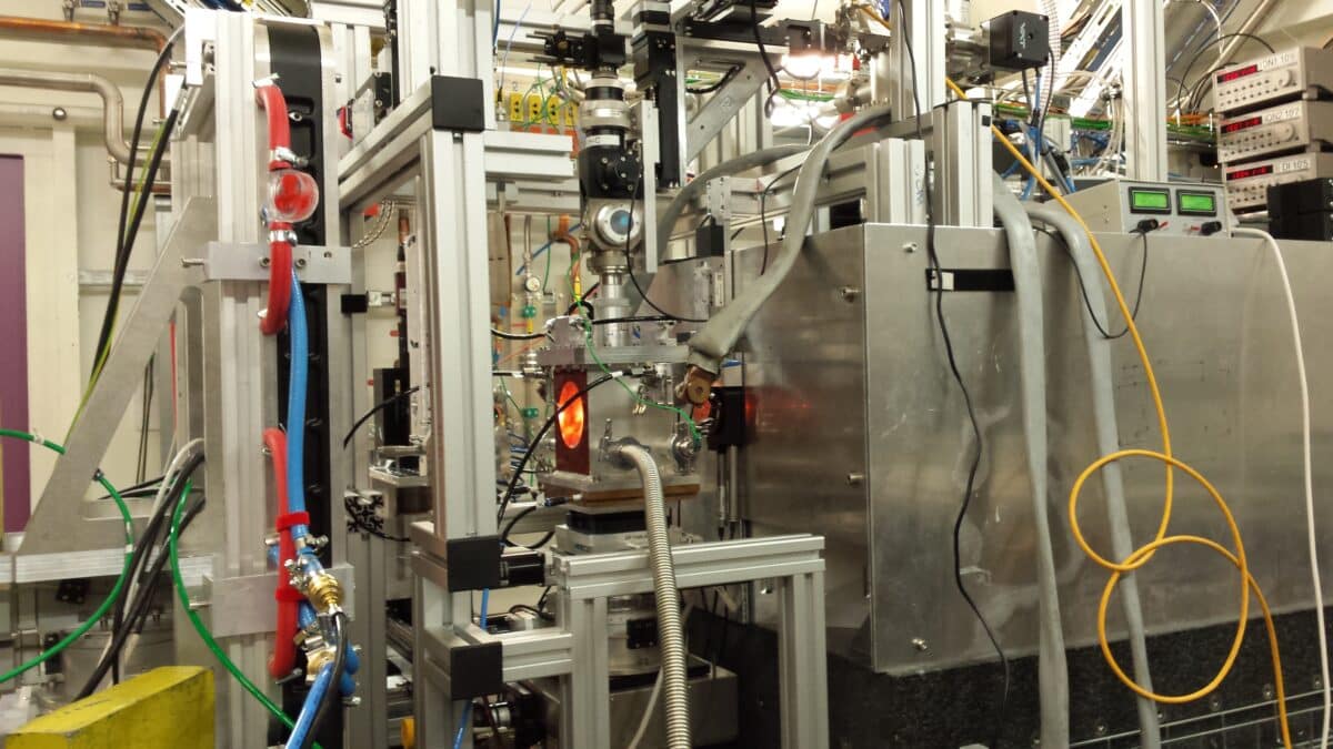 An overview of the experimental setup at DESY in Hamburg reveals the vacuum chamber housing the high-temperature diamond anvil cell.