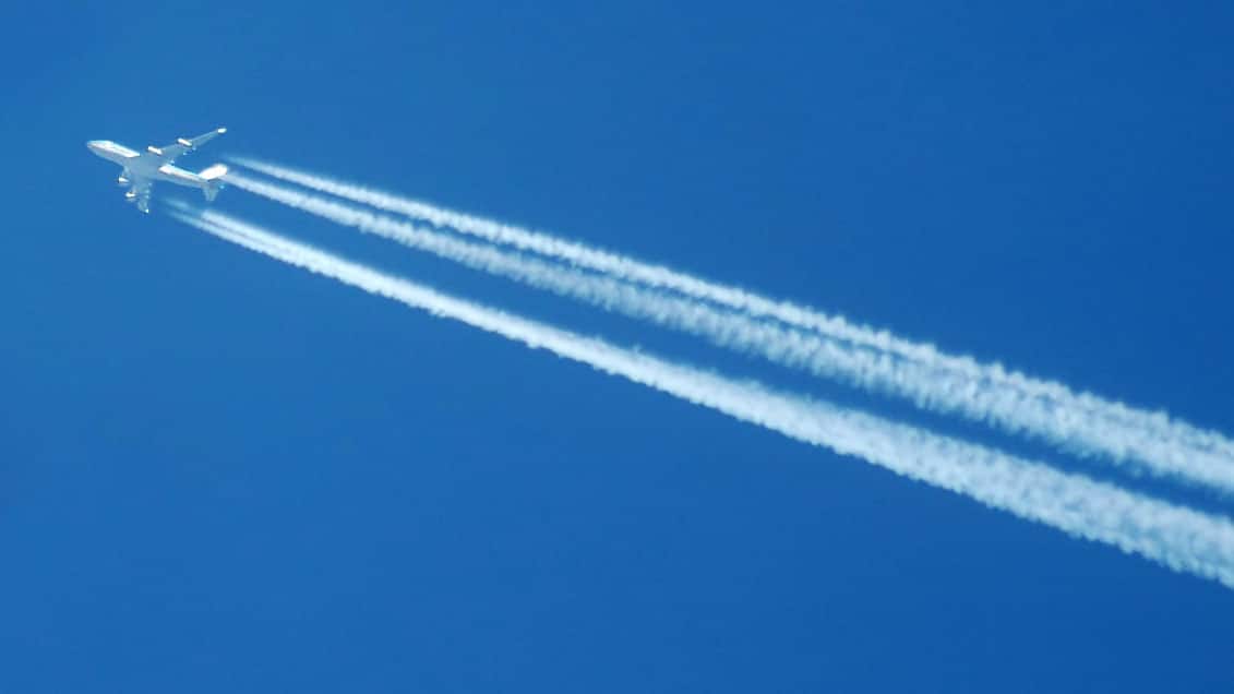 Aviation’s climate impact extends beyond carbon dioxide emissions. A new study from Chalmers University of Technology and the University of Gothenburg, Sweden, and Imperial College, UK, reveals that contrails can represent a significant portion of aviation’s overall climate cost. The study also shows that climate impact can be reduced by optimizing flight routes.