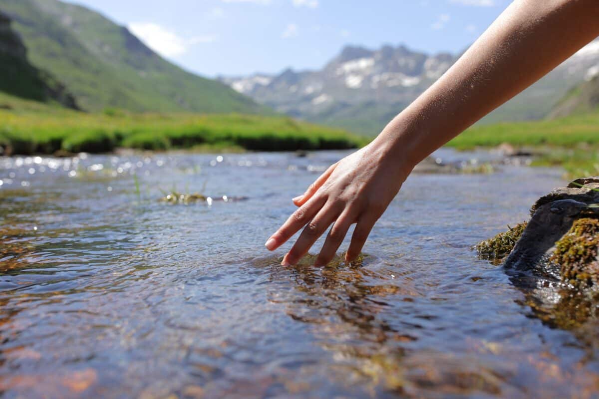 hand in water