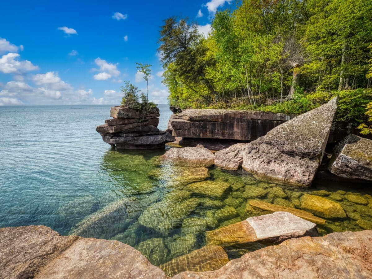 Rocky,Coastline,Of,Lake,Superior,In,Big,Bay,State,Park