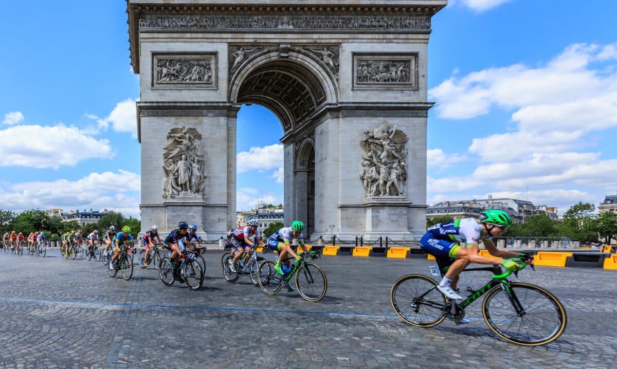 Paris,,France,-,July,24,,2016:,The,Feminine,Peloton,Riding