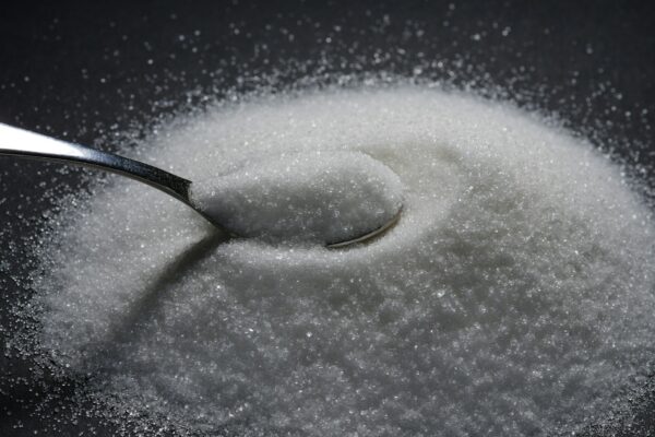 Sugar or artficial sweetener in a spoon