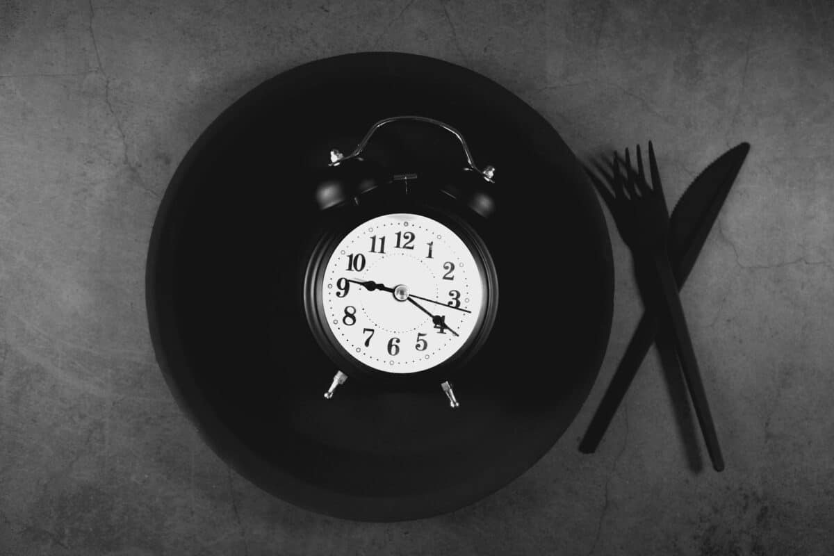 Plate with alarm clock