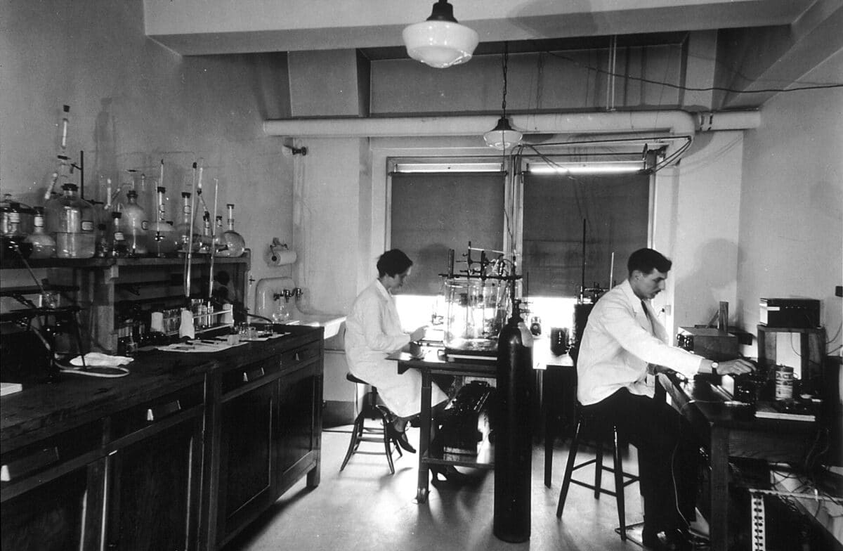 Chemical_laboratory_at_the_central_cancer_research_labs