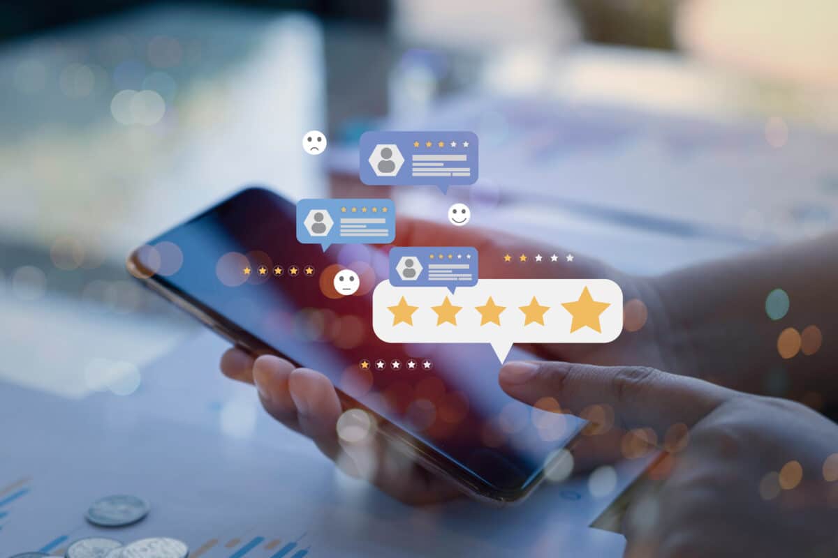 Consumer online review concepts with bubble people review commen